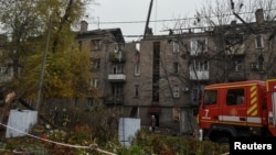 Місце ураження житлових будинків під час удару російського безпілотника в місті Кам'янське, 6 листопада 2025 року