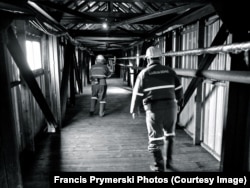 დღესასწაულებზე, დემონსტრაციებზე, კონცერტებზე, შახტებში - ფრანგ ფოტოგრაფს ბოლო ოცი წლის განმავლობაში შეხვდებოდით ყველგან, სადაც რამე ხდებოდა.