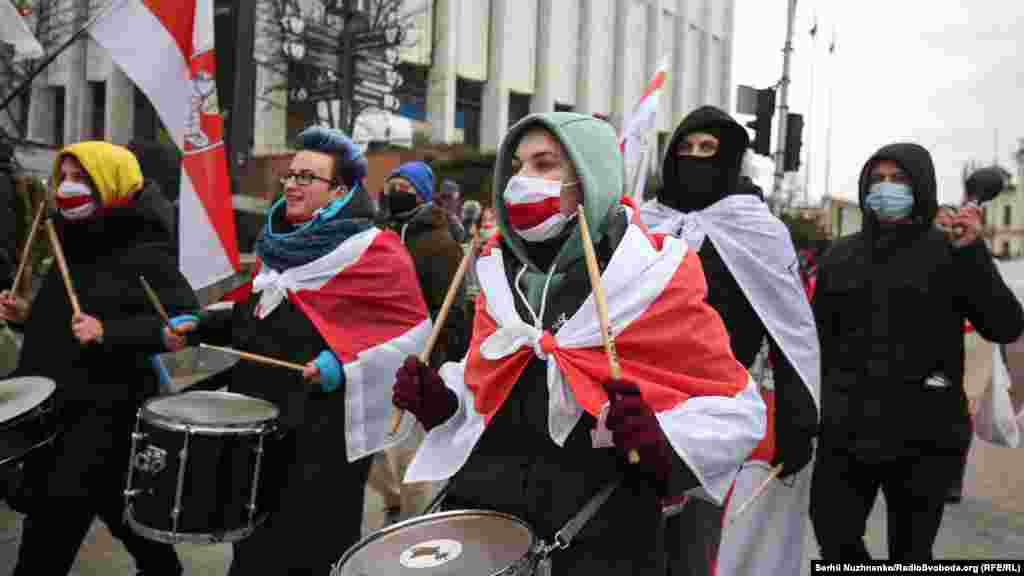Учасники маршу під супровід барабанів співали пісні, що&nbsp;символізують незалежність Білорусі