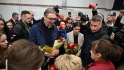 Predsednik Srbije Aleksandar Vučić deli cveće radnicama fabrike "Jumko" u Rudnoj Glavi, u opštini Majdanpek, 20. februar 2026