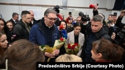 Predsednik Srbije Aleksandar Vučić deli cveće radnicama fabrike "Jumko" u Rudnoj Glavi, u opštini Majdanpek, 20. februar 2026