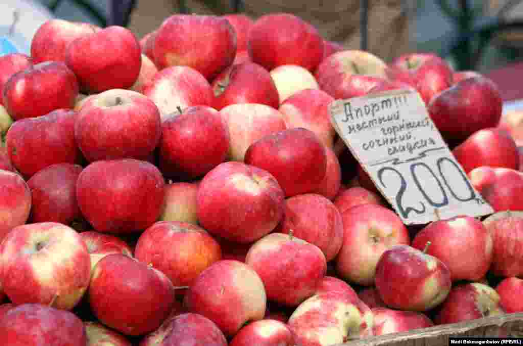 На Зеленом базаре апорт стоит 250-260 тенге за килограмм. Уличные продавцы продают яблоки дешевле. Алматы, 16 отября 2012 года.