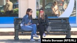 “Bolji ekonomski standard” mladi najčešće navode kao glavni motiv zbog kog žele da napuste Crnu Goru. Zabeleženo u Podgorici. 