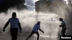 Policija je tokom protesta koristila i vodene topove, Tirana, Albanija, 24. oktobra 2026. godine.