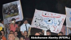 Iraq - Protesters and participants of the sit-in strike with banners, Basra, 09Aug2011