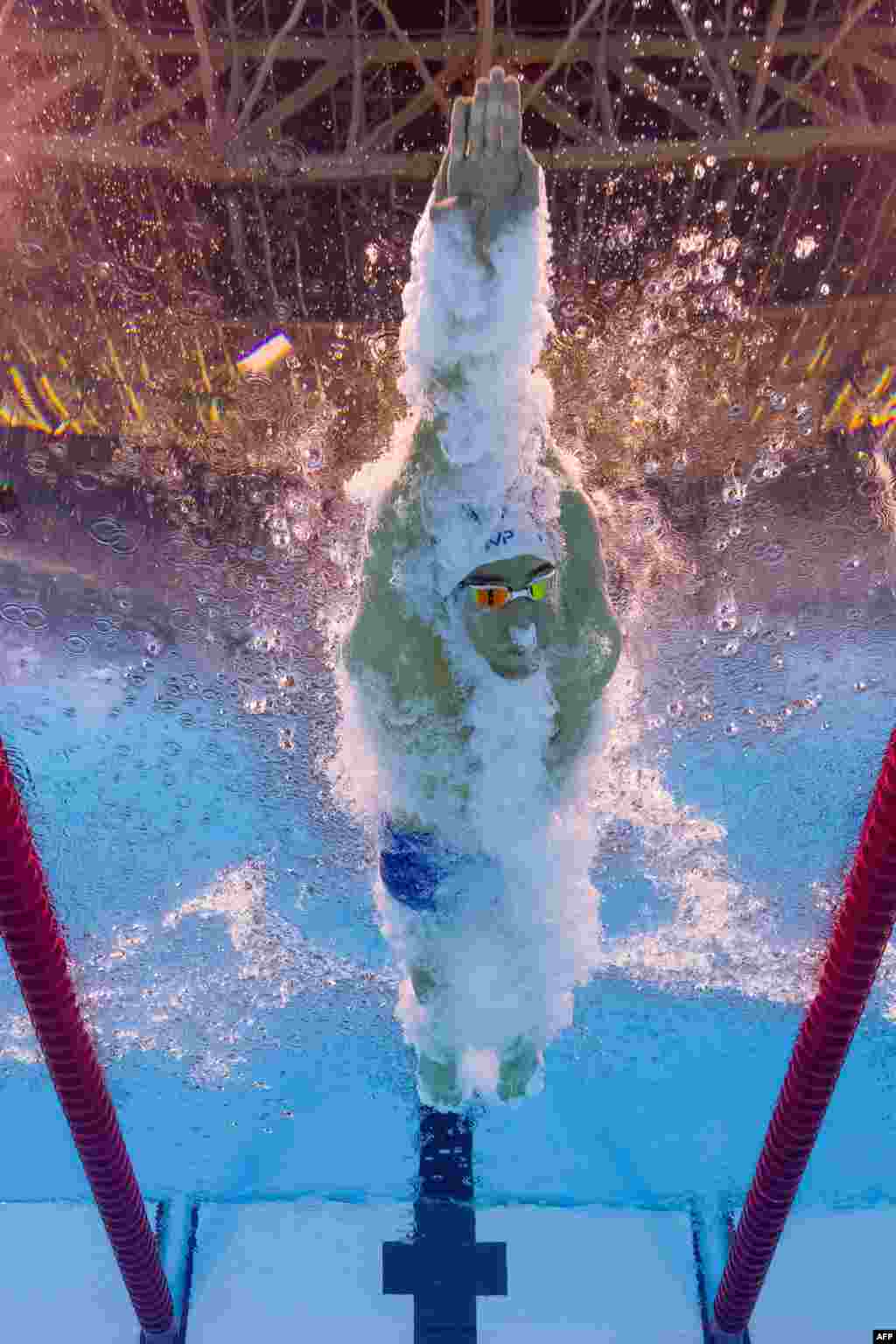 نمایی زیبا از شیرجه مایکل فلپس قهرمان آمریکایی برای به دست آوردن یک مدال دیگر