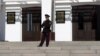 Сотрудник полиции у входа в здание правительства Республики Дагестан, Махачкала