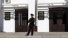 Сотрудник полиции у входа в здание правительства Дагестана, иллюстративная фотография