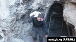 Кол эмгеги менен көмүр казылган шахта. Таш-Көмүр. (архив)