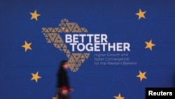 Жена поминува покрај местото на одржување на самитот ЕУ-Западен Балкан, Тирана, 29 февруари 2024 г.