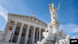 Zgrada austrijskog parlamenta u Beču, dok vlada poziva na 'pojačanu' sigurnost protiv špijunskih aktivnosti