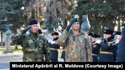 Printre vizitele recente ale oficialilor europeni în R. Moldova se numără cea a șefului Apărării din Lituania, Raimundas Vaikšnoras (al doilea din dreapta), care a transmis echipament militar soldaților moldoveni. 13 decembrie 2024