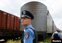 Поезд с телами погибших пассажиров "Боинга-777" на вокзале в Харькове