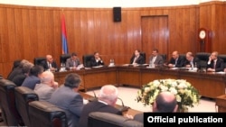 Armenia - Prime Minister Tigran Sarkisian and members of the Union of Industrialists and Entrepreneurs discuss fresh changes in tax legislation, 12Oct2011.