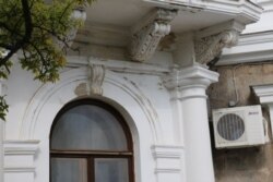 Лущення і обвалення штукатурного шару на балконі південного фасаду Палацу Кузнецова