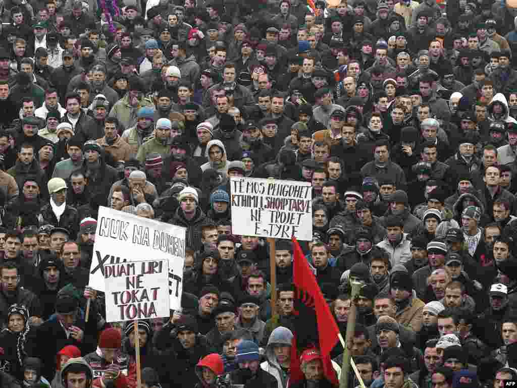 Srbija - Protesti u Preševu - ...a u Preševu su lokalni Albanci zahtijevali oslobađanje desetorice uhapšenih Albanaca osumnjičenih od strane srpskih vlasti za ratni zločin. 
