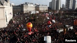Oko 1,27 miliona francuskih radnika protestovalo je 31. januara protiv prijedloga o penzionisanju, dok je na uličnim demonstracija 7. februara, u 200 francuskih gradova, učestvovalo oko 757.000 ljudi. 
