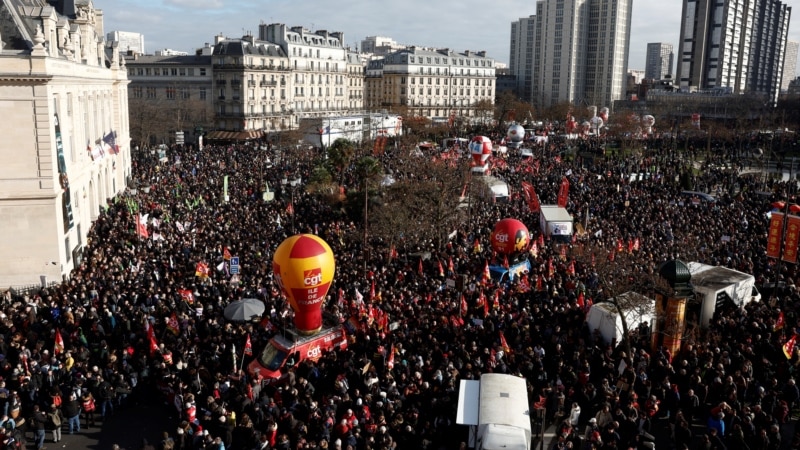 Talas štrajkova u Francuskoj ne pomijera Macrona u odluci o penzionim reformama 
