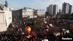 Адна з акцый пратэсту ў Францыі супраць прапанавага Макронам пляну пэнсійнай рэформы, 31 студзеня 2022