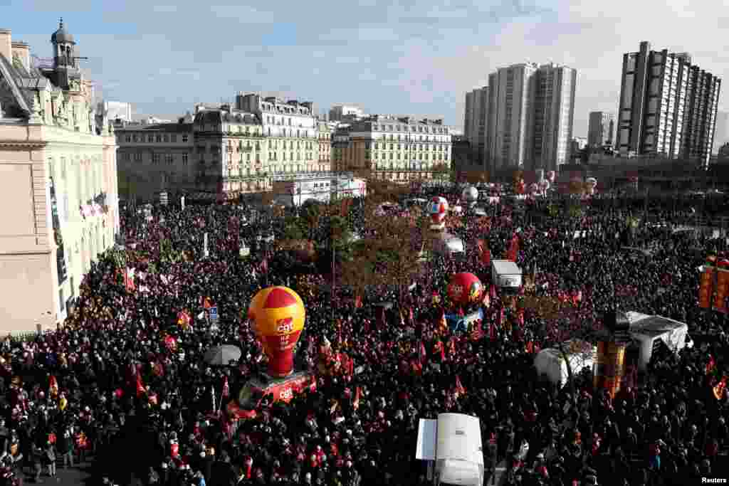 ФРАНЦИЈА -&nbsp;Десетици илјади луѓе денеска излегоа на улиците на Париз и ширум Франција на протест против пензиската реформа, на повик на големите синдикати.