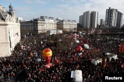Marți, peste 1,2 milioane de francezi au protestat la Paris împotriva planului de reformă a pensiilor al guvernului francez. Sindicaliștii susțin că numărul manifestanților ar fi fist de 2,8 milioane de oameni