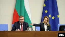 Председателката на Народното събрание Рая Назарян (дясно) и зам.-председателят Костадин Ангелов, 12 декември