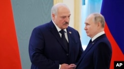Belarusian leader Alyaksandr Lukashenka (left )and Russian President Vladimir Putin (file photo)