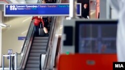 Патници на Аеродромот во Скопје/Архивска фотографија