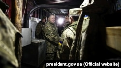 Президент Петро Порошенко на ротно-опорному пункті 79-ї ОДШБр на Приазов’ї, 1 березня 2019 року. За повідомленням прес-служби президента, цей бліндаж – за 1800 метрів від ворожих окопів