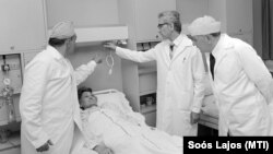 Kádár János, az akkori állampárt vezetője érdeklődik egy beteg hogyléte felől a Jahn Ferenc kórházban, 1981. április 23-án.
