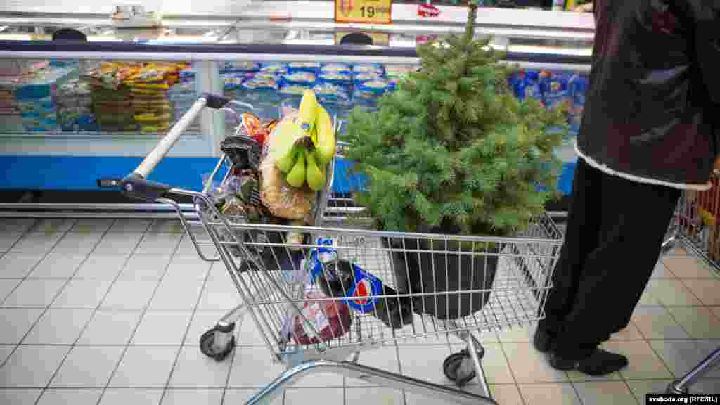 Belarus - New Year Eve's shopping in Minsk, 31Dec2015