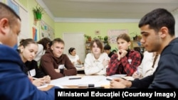 Peste 6000 de copii de clasa IX-a vor beneficia de ore suplimentare gratuite pentru a se pregăti de examenele de absolvire a gimnaziului.