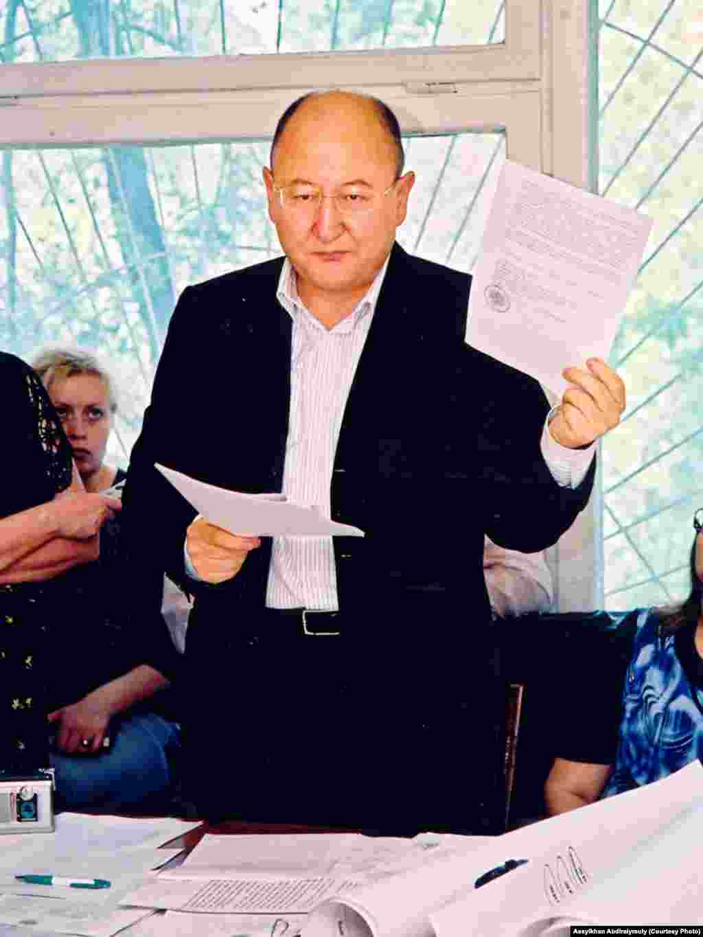Алтынбек Сарсенбаев выступает на суде по иску агентства &quot;Хабар&quot;. Алматы, май 2005 года.