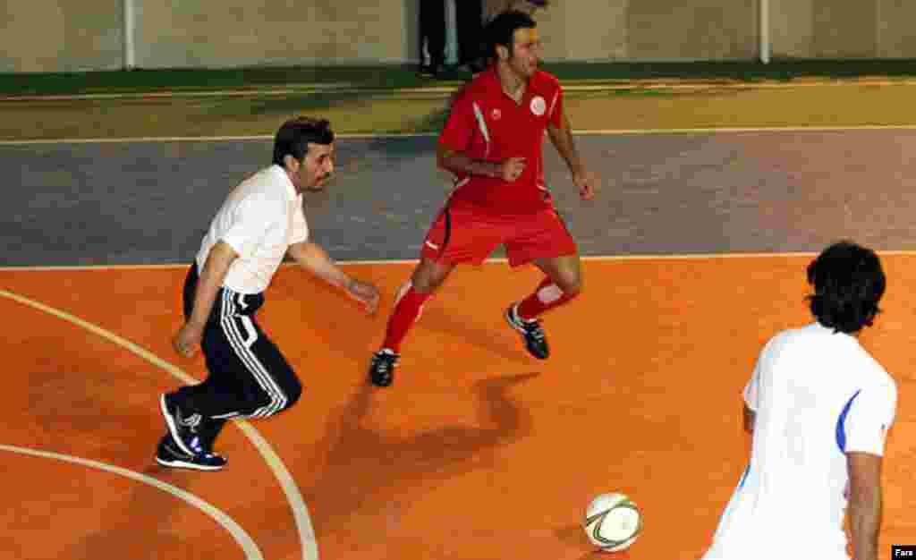 Mahmud Ahmadinejad (solda) futbol oynayarkən.&nbsp;