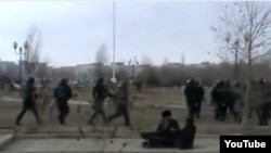 Жаңаөзен оқиғасы кезінде полиция түсірген видеодан көрініс. Жаңаөзен, 16 желтоқсан 2011 жыл