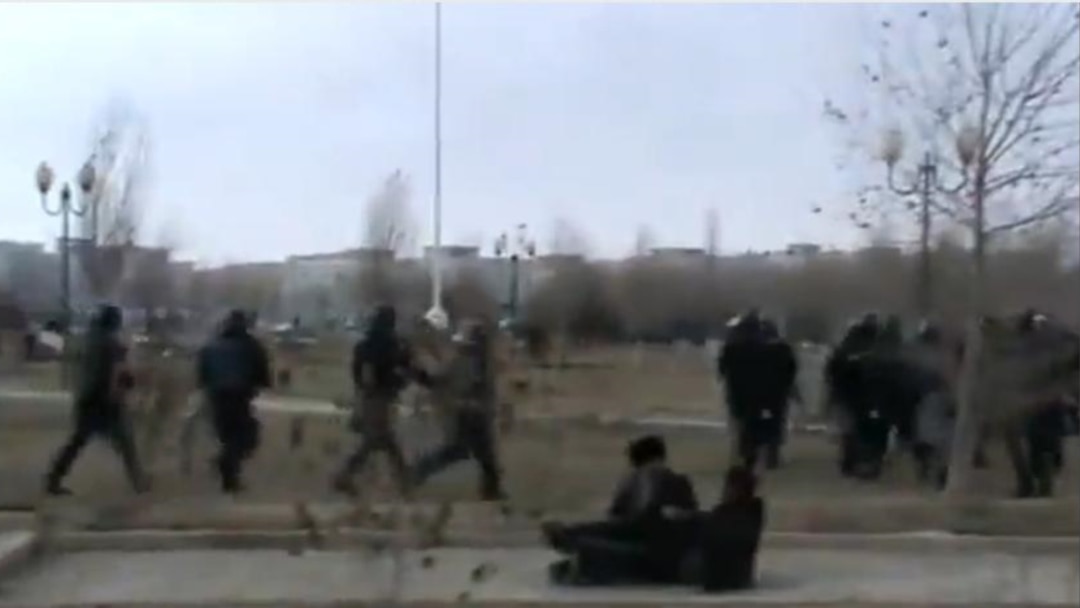 Орыстың қыздары жігітті жалап қояды