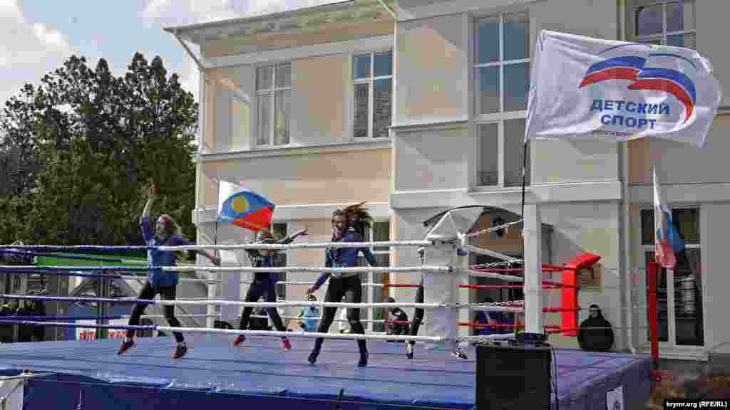 В сквере Тренева спортивный праздник. Установлен ринг, на котором девушки разогревают зрителей перед началом боев без правил. Других спортивных мероприятий поблизости не проводится