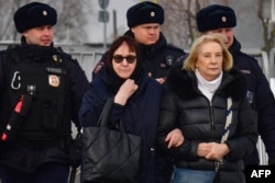 Мать Алексея Навального Людмила и мать Юлии Навальной Алла уходят с Борисовского кладбища. 2 марта 2024 года, день спустя после похорон Навального