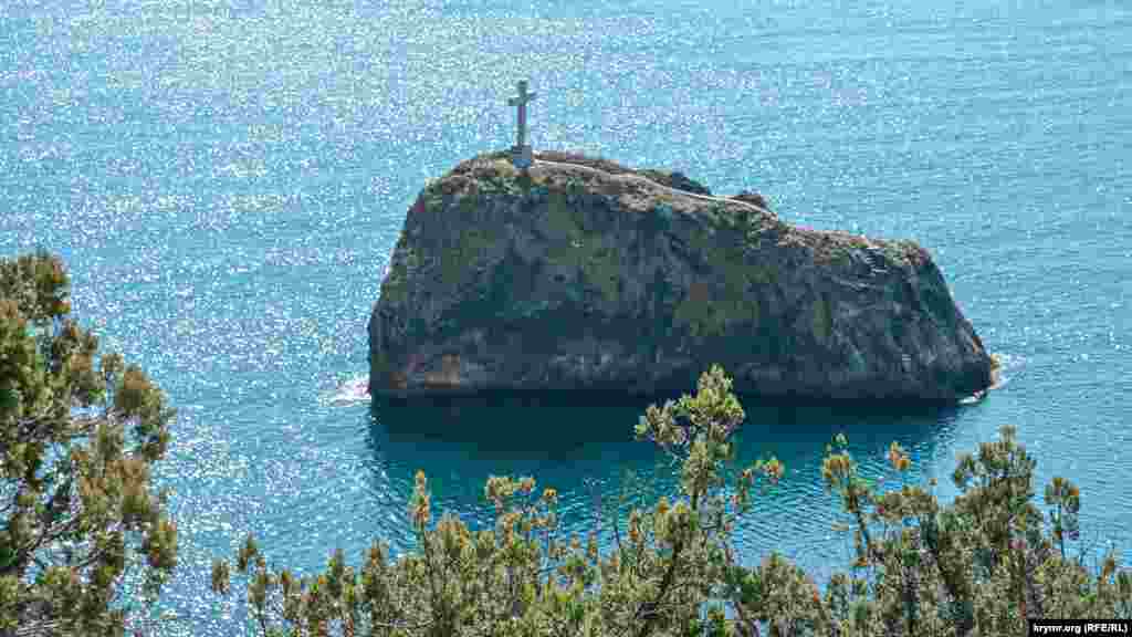 Візитівка мису Фіолент &ndash; скеля Святого Георгія, увінчана хрестом. Кореспондент Крим.Реалії побував у парку біля мису Фіолент і зафіксував на фото, як він виглядає в міжсезоння