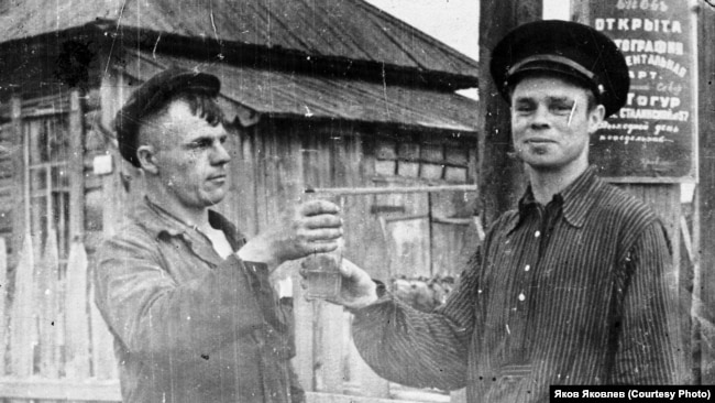 Типичная уличная сценка в сибирском поселке