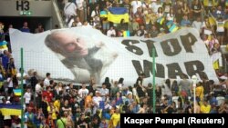 Українські вболівальники демонструють гігантський банер із зображенням президента Росії Володимира Путіна усередині презервативу та написом «Стоп війні!» під час матчу Ліги націй УЄФА між Україною і Вірменією. Лодзь, Польща, 11 червня 2022 року