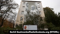 Мурал із зображенням папи Римського Івана Павла Другого на вулиці Іоанна Павла ІІ в Києві, 15 жовтня 2017 року