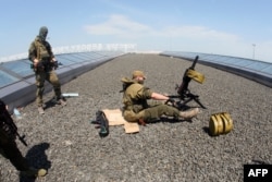 Проросійські загони на даху термінала 26 травня 2014-го