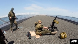 Проросійські бойовики на позиції на даху Донецького аеропорту, 26 травня 2014 року