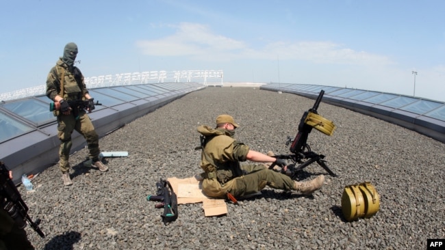 Пророссийские боевики на позиции на крыше Донецкого аэропорта, 26 мая 2014 года