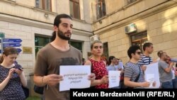 Из социальных сетей переместился в реальность: люди собрались у здания городского собрания Кутаиси и потребовали отставки Костава