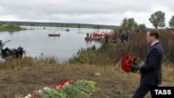 Президент России Дмитрий Медведев почтил память погибших в авиакатастрофе под Ярославлем