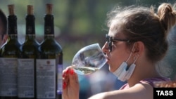 «Давильня» ногами: у Севастополі провели фестиваль вина без соціальної дистанції (фотогалерея)
