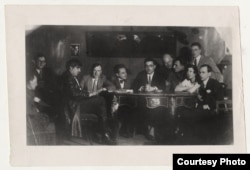 Поэтическая группа конструктивистов. Среди участников третий справа – Луговской (сидит).