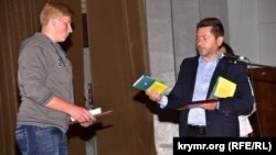 Ученик 11 класса Первомайской школы Верхнерогачинского района Херсонской области Сергей Артамонов получает награду за лучшее сочинение 